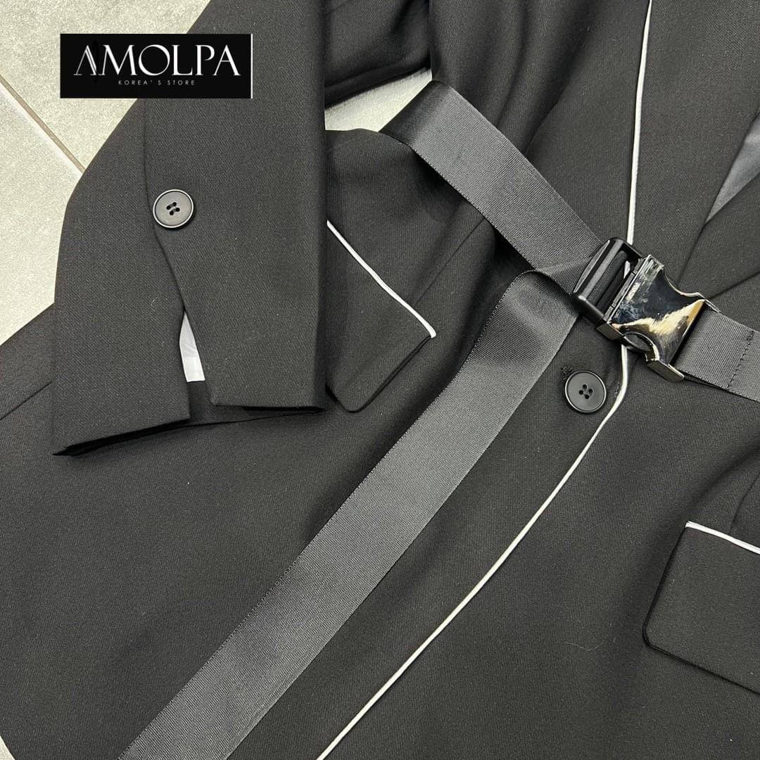 ตัวเสื้อเป็นสูท BLAZER งาน PRADA WITH BELT ด้านหน้าแต่งกระดุม มีกระเป๋าล้วงด้านหน้า งานดีมากกก ผ้าอย่างหนัก มีซับในในตัว งานเนี๊ยบ *** งานการันตรี คุณภาพดีสุดๆคะ*** งานดีแบบนี้สาวๆทราบแล้ว รีบจองด่วนก่อนหมดน้ะจ้าา ป้าย Tag PRADA