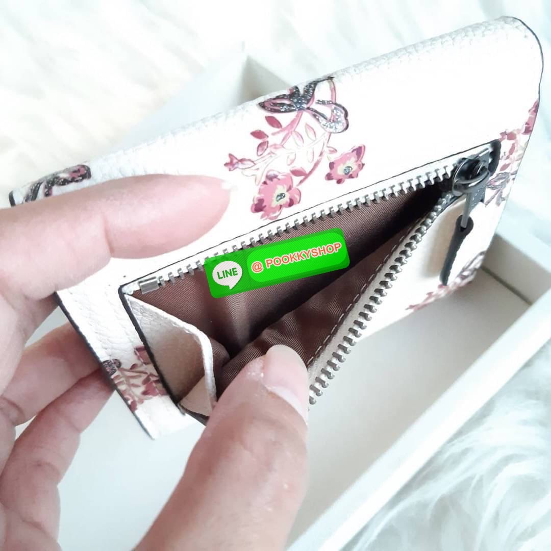 COACH F28445 SMALL WALLET WITH FLORAL BOW PRINT กระเป๋าสตางค์ใบสั้น พับสองตอน ลายดอกไม้น่ารักกลับมาอีกแล้วจ้า วัสดุหนัง pepble สวยทนทาน เปิด-ปิดด้วยกระดุม ภายในมีช่องใส่บัตร ใส่ธนบัตรได้ทุกขนาด ด้านหลังมีช่องซิปเล็กให้อีก ราคาดี คุ้มค่าแบบนี้ ต้องจัดไปเลย