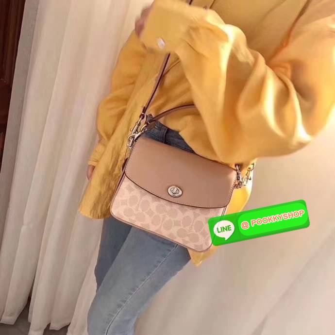 COACH 89089 CASSIE CROSSBODY 19 IN SIGNATURE CANVAS คัมแบ็คแล้วจ้า!! เรียบหรู ดูดี ต้องไอเท็มนี้เลย!! กระเป๋าสะพายข้าง สุดพิเศษ!! มีสายมาให้ถึง 3 แบบ!! สลับใช้แมทช์ตามสไตล์ได้เลย วัสดุหนังแคนวาสสลับหนังแท้ บอกเลยว่าสวยทุกสีนะคอลนี้ เปิด-ปิดด้วยตัวบิดล็อค
