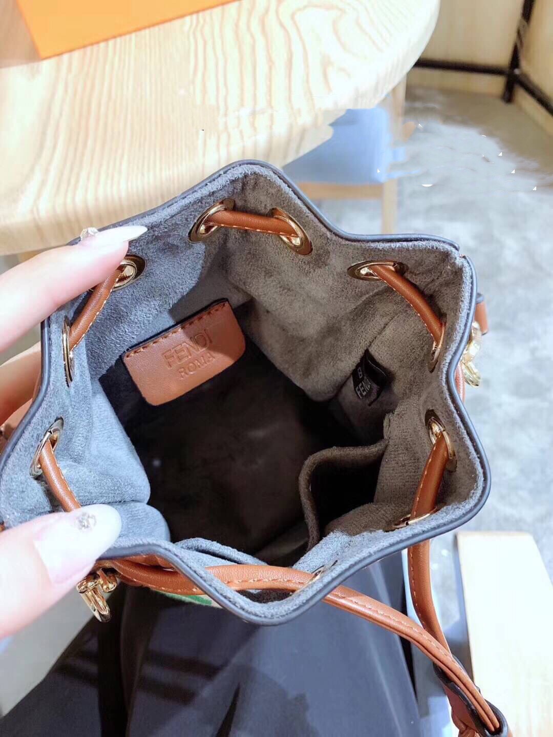 New FINDI กระเป๋า FINDI กระเป๋าสะพายข้างล่าสุดใหม่ล่าสุด งานชนช๊อป ปั้มทุกจุด งานสวยมากคะ งานเป๊ะคะรับประกันคุณภาพ