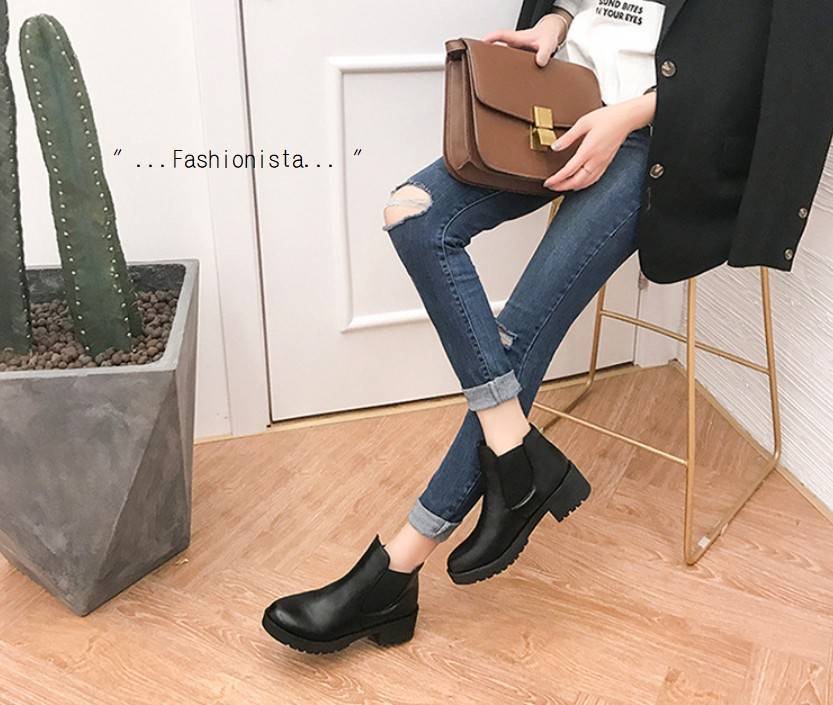 แบบขายดีติดดาว Best Seller!!! Restock งานฮ็อตฮิต รองเท้าบู้ททรงสั้นหุ้มข้อสไตล์ casual วัสดุหนัง pu เนื้อหนานุ่มคุณภาพดี พื้นยางหยักกันลื่นดีเยี่ยม ส้นหนา 2" ทรงแน่นกระชับ เพิ่มฟังค์ชั่นการใช้งานถอดใส่ง่ายและช่วยเพิ่มความยืดหยุ่นสะดวกมากยิ่งขึ้นด้วยข