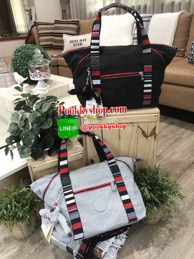 พร้อมส่ง NEW! KIPLING ART NYLON HANDBAG กระเป๋าถือหรือสะพายรุ่นแนะนำวัสดุ Nylon+Polyester100% น้ำหนักเบา โดดเด่นที่สามารถรูดซิปมุมกระเป๋าเปลี่ยนทรงได้ไม่จำเจ มีหูหิ้วสะพายไหล่เเละสายยาว crossbody เลื่อนปรับระดับได้ มือจับหูหิ้วเป็นหนังปั้มโลโก้ เปิดปิดด้ว