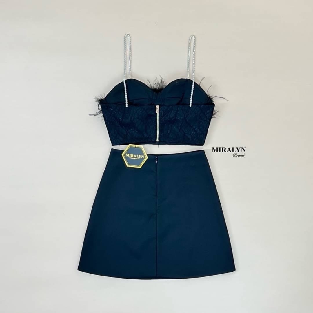 ชุดเซทแฟชั่น Set เสื้อสายเดี่ยวแต่งเพชรเม็ดใหญ่ช่วงอกแต่งขนนกงานแน่นมาก กระโปรงทรงสุดน่ารักมีเข็มกลัดโบว์