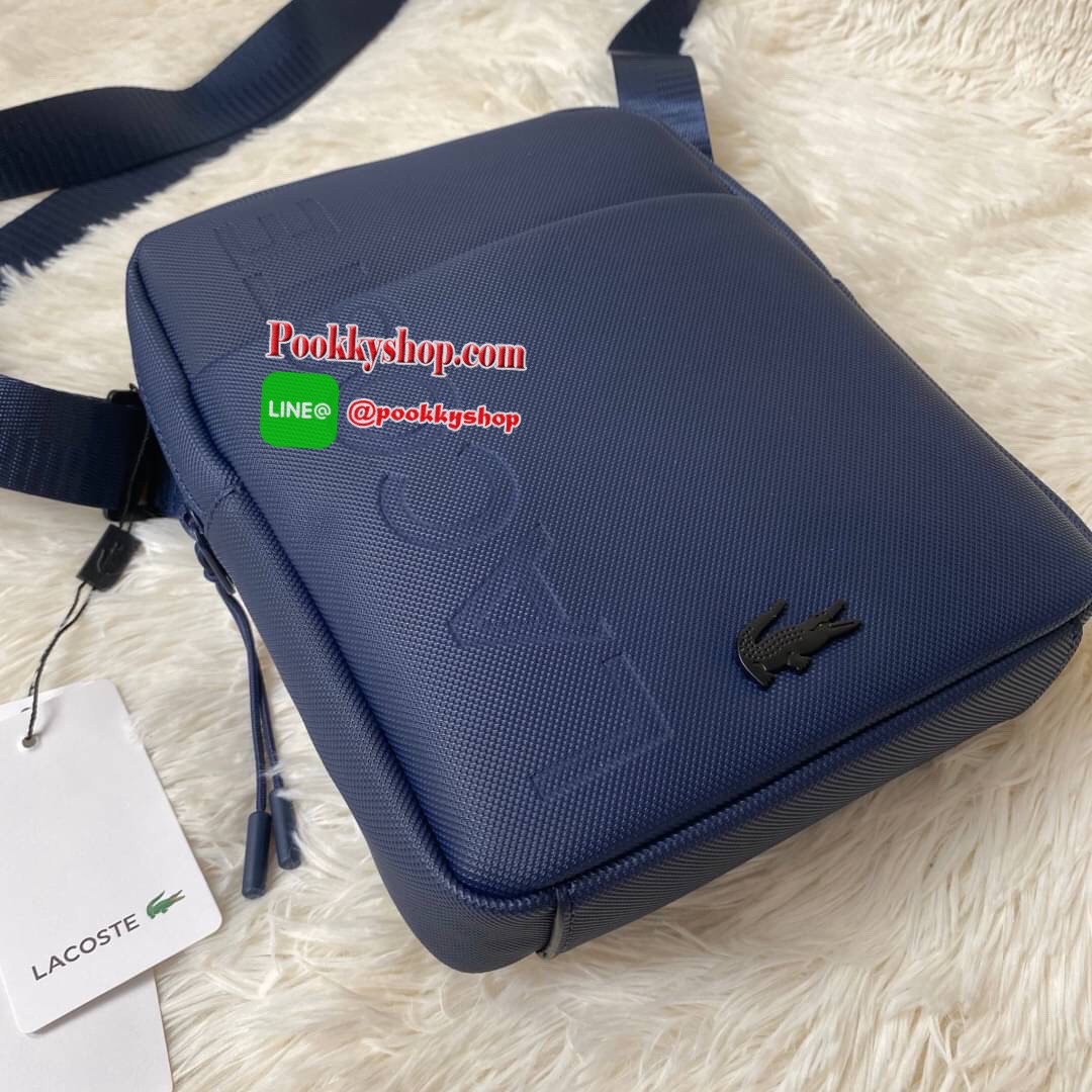 ลาคอส Classic Crossbody Bag กระเป๋าสะพายรุ่นยอดนิยม วัสดุ PVC ด้านหน้ามีโลโก้แบรนด์สวยโดดเด่น มีช่องเล็กใส่ของจุกจิกเปิดปิดด้วยกระดุมแม่เหล็ก ด้านหลังเรียบ มีช่อง1ช่องส่วนช่องด้านในกว้างเปิดปิดกระเป๋าด้วยซิปสะดวกใช้ มีช่องซิปและช่องเสียบด้านข้าง สายสะพา