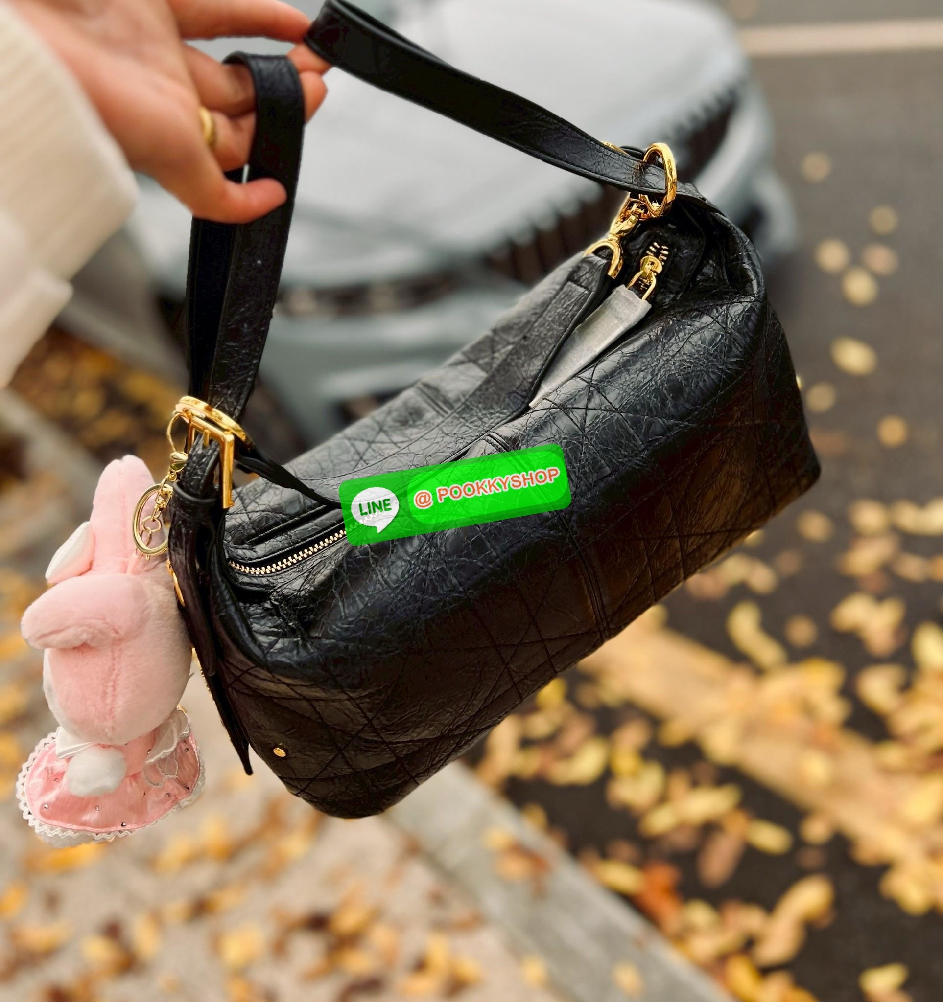 📸New Arrival!🎉 ล่าสุดรุ่นเดียวกับที่Jisoo ใช้เลยค่าา👏 Christian Dior D-journey bag #สวยจริงไม่จกตาค่า‼️ 📌มาพร้อมน้อง My melody แท้ราคา 490฿Free! 📣พร้อมส่ง! จำนวนจำกัด ผลิตออกมาน้อยมากๆเลยค่ะ! พร้อมสวยไปกับกระเป๋าดีไ