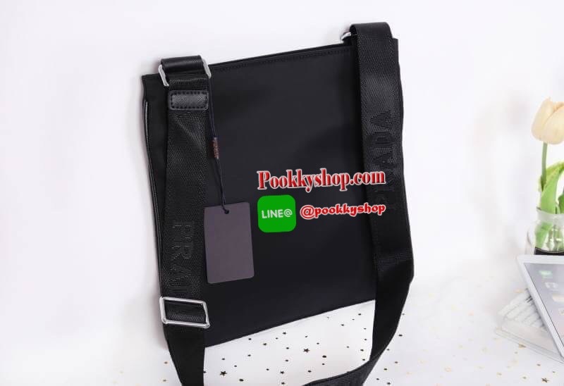 Prada Men's VELA Shoulder Bag ผ้าไนล่อน ตัวกระเป๋าขนาดกำลังดี สีดำด้าน สวยมากๆ ทำงานหรือเรียน เท่ห์และคลาสสิคสุดๆ มีช่องแบ่งเก็บของได้ถึง 3 ช่อง 1ช่องซิปใหญ่ ด้านใน 1 ช่องซิป และช่องใส่ของจุกจิ อีก 1 ช่อง แยกใส่ของเป็นสัดส่วน น้ำหนักเบา จุของคุ้ม สาย