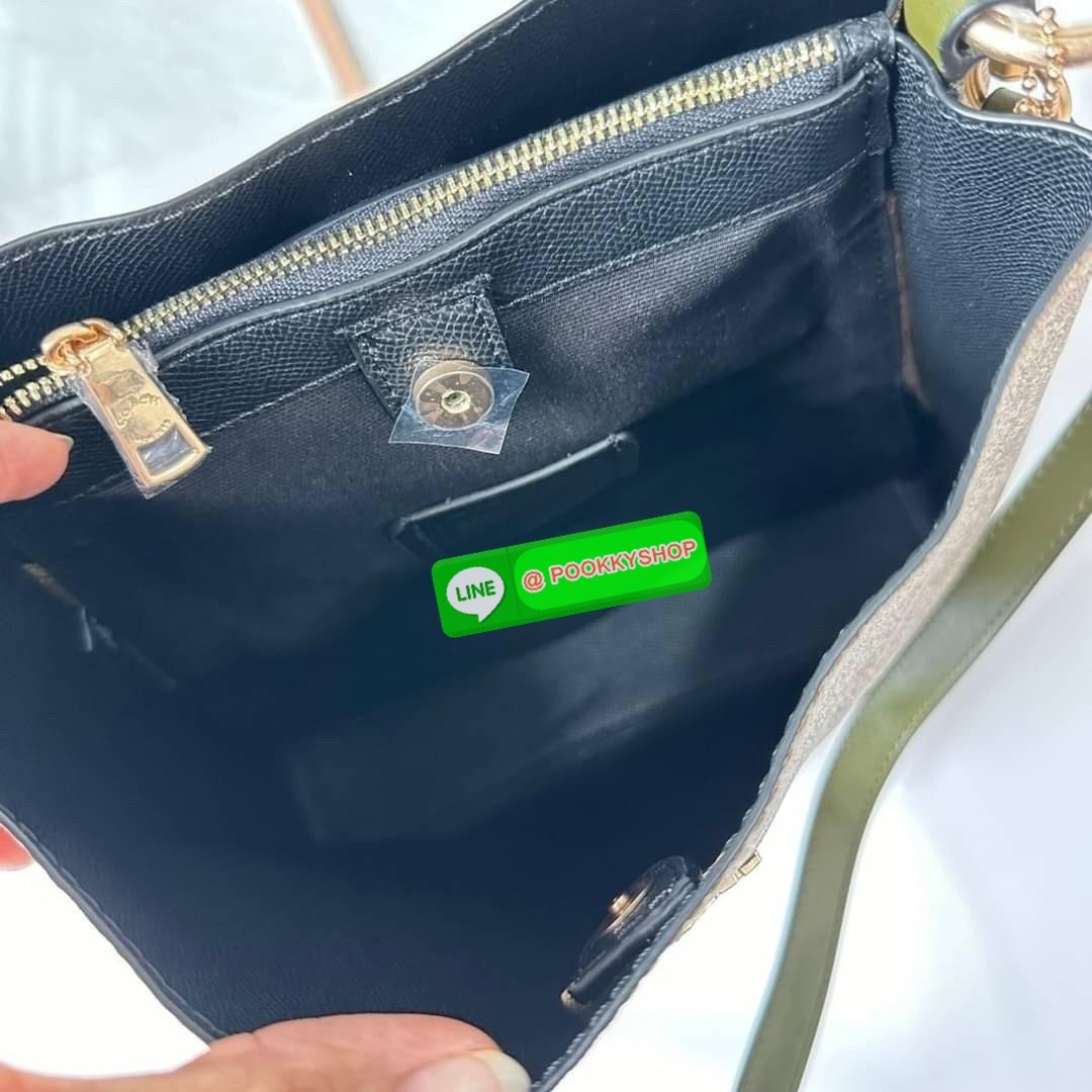 COACH TOWN BUCKET BAG IN SIGNATURE CANVAS (COACH 91512) 🔖 กระเป๋าสะพาย/ถือบัคเกต รุ่นคลาสสิคตลอดกาลไม่เอ้าท์ 🔖วัสดุ: แคนวาส ตัดหนังแท้ 🔖เปิด-ปิด กระเป๋าด้วยกระดุมแม่เหล็ก ภายในช่องโล่ง มีช่องซิปแบ่งตรงกลาง แยกเก็บของได้อย่างเป็นสัด