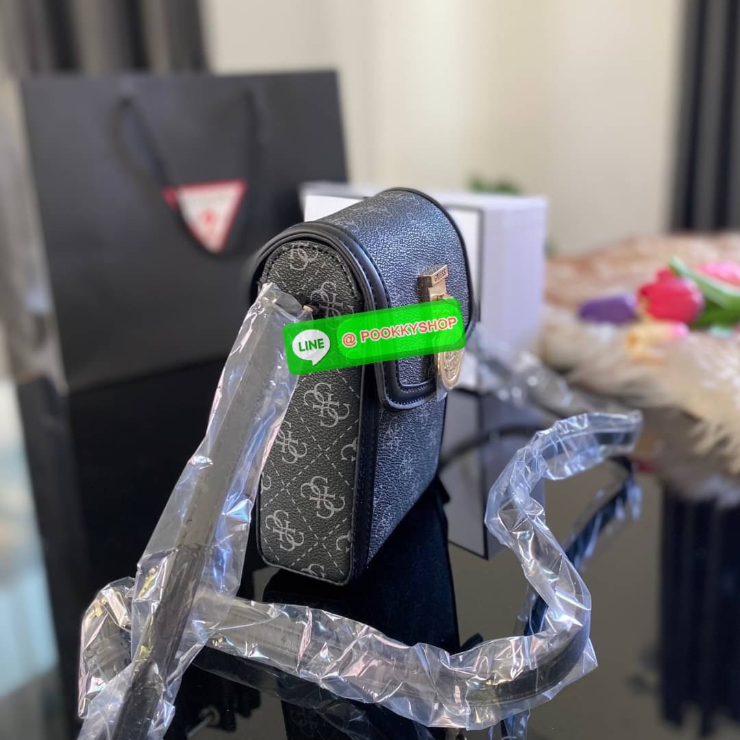 Guess กระเป๋าใส่โทรศัพท์ สวยมากกกก ทรงดีสุดๆ เป็นทรงกล่องทรงสวยที่ตามหากันม๊าก มาก มาพร้อมกล่องครบเซ็ต ด้านหน้าแต่งโลโก้แบรนด์ เปิด-ปิดด้วยกระดุมแม่เหล็ก มีสายยาวเป็นสายหนังปรับระดับได้มากถึง 7ระดับ