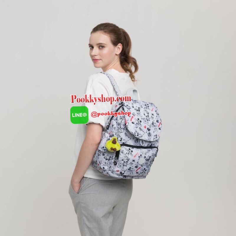 Kipling City Pack seoul go Medium Backpack Kipling Mickey Mouse collection มาพร้อมดีไซน์ทันสมัย สนุกสนาน ใช้งานได้อย่างคล่องตัว ด้วยสีและลายสุดคลาสสิก โดดเด่นด้วยพื้นที่ภายในและช่องต่างๆ ที่ให้คุณจัดเก็บของสำคัญได้ครบถ้วน