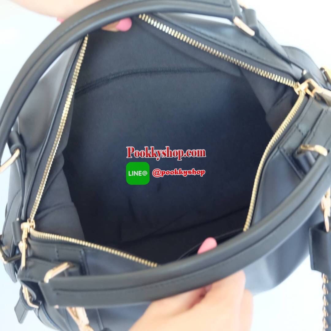 KEEP รุ่น ‘ Ella ‘ bag 📌ทรง Pillow ( ทรงหมอน ) ที่สาวๆ ถามหา กลับมาแล้วค่า พร้อมฟังก์ชันจัดเต็มเหมือนเดิม ใบนี้ Size L นะคะ ใส่ กระเป๋าสตางค์ยาวได้ ใส่ไอแพดได้ ใครต้องการกระเป๋าที่ใช้ได้ทุกวัน ใส่ของครบ แอดมินแนะนำใบนี้เลยค่า สวย คุ้มแน่นอน