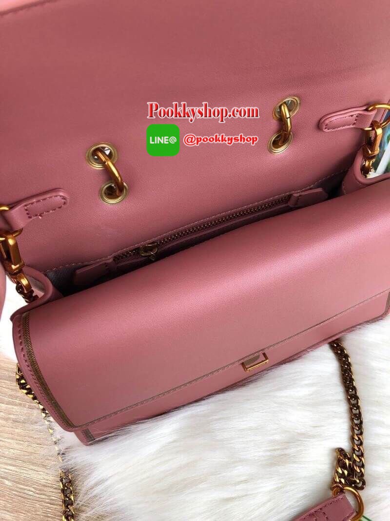 New! รุ่นใหม่พร้อมส่งค่า LYN FABULOUS BAG กระเป๋าดีเทลเก๋ ตัวกระเป๋าอยู่ทรง เดินด้ายเป็นตัวอักษรพร้อมประดับโลหะแมลง รุ่นนี้อะไหล่จะเป็นสีวินเทจๆ เปิดปิดด้วยตัวกดล็อก ด้านในเป็น 2 ช่องใหญ่ จุของได้เยอะทีเดียวค่า มาพร้อมสายสะพายยาวถอดและปรับระดับสายได้ตามชอ