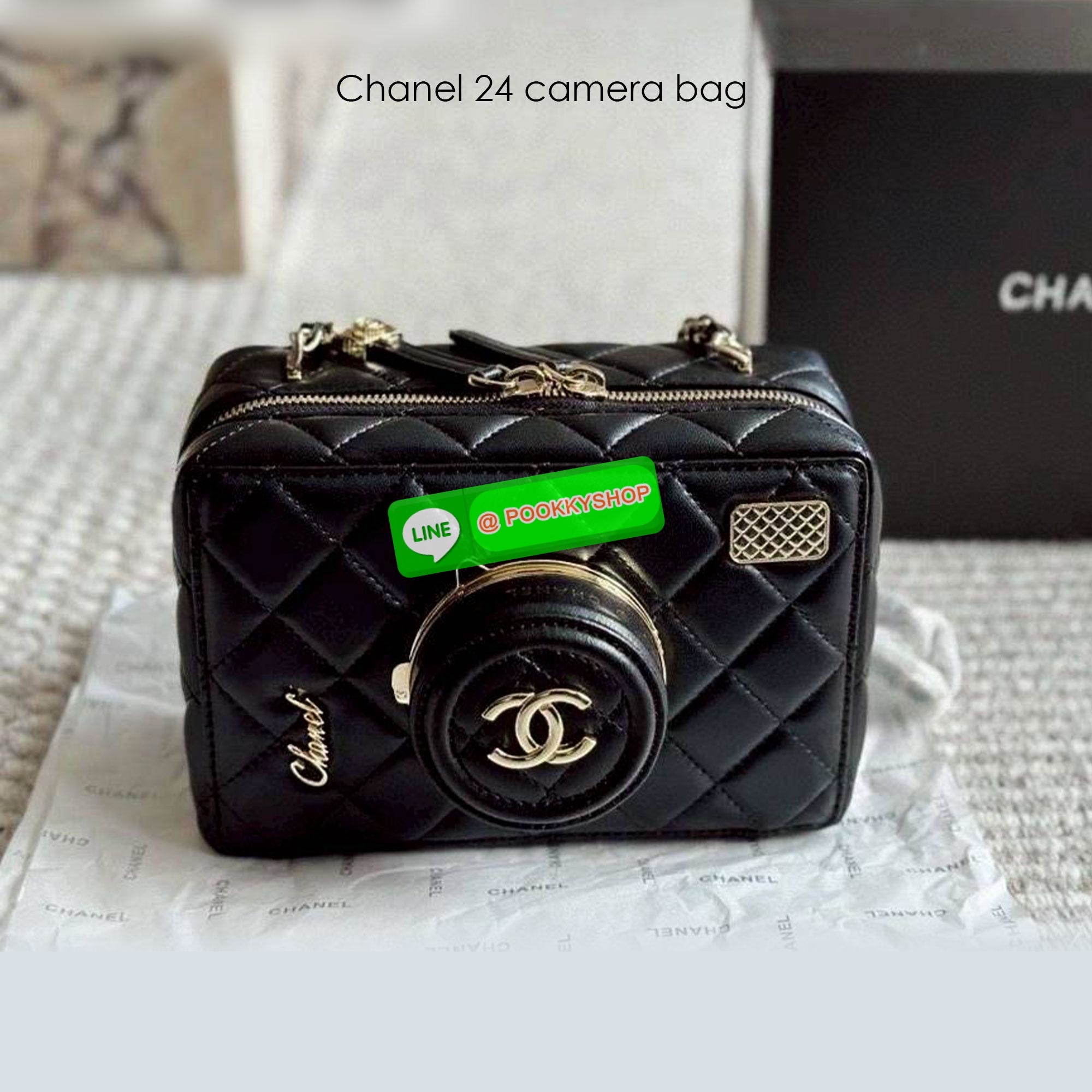 Chanel 24 camera bag Spring 2024 กระเป๋าสะพายทรงกล้อง เก๋มากสุดไอคอนิก ดีไซน์เป็นเอกลักษณ์ ดูแพงเกินเรื่อง มีความโดดเด่นดีไซน์คล้ายเลนส์ด้านหน้าเปิดเป็นกระจกได้ มาพร้อมสายสะพายยาว รูดใช้งานด้วยซิป ภายในโล่งกว้าง ใส่ของสำคัญต่างๆได้ครบ เป็นไอเท็มที่ตอบโจทย