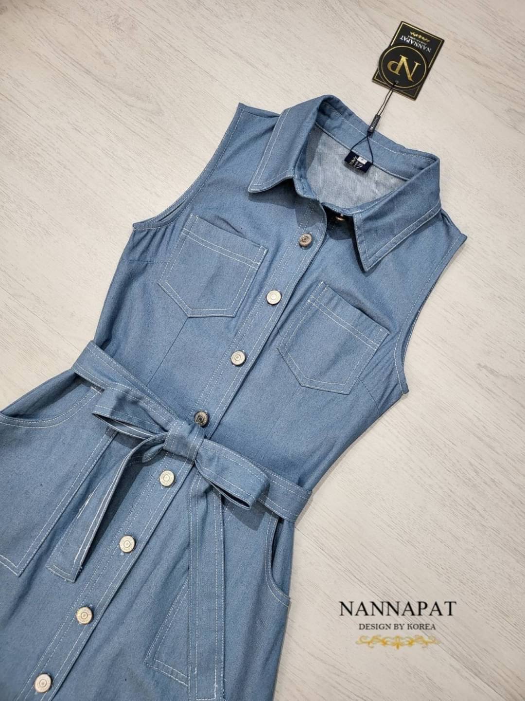 Dress ยีนส์ เรียบหรู ดูดีมีสไตล์ ใส่ได้เรื่อยๆเลยนะคะ ผ้าหนานุ่มใส่สบาย งานกระดุมหน้ายาว แต่งกระเป๋าเก๋ไก๋ ทรงสวย มาพร้อมสายรัดเอวที่ทำให้ชุดดูลงตัว ห้ามพลาด❗ ราคานี้คุ้มมากนะคะ มีติดตู้ใว้ได้หยิบมาใส่บ่อยแน่นอนคะ