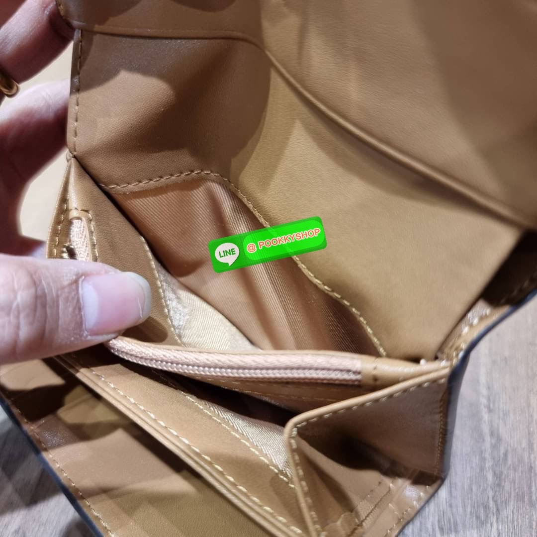 MCM PATRICIA THREE-FOLD WALLET IN VISETOS ดีไซน์ใหม่ กระเป๋าสตางค์ใบเล็ก รุ่นฝาพับ unisex ใช้ได้ทั้งหนุ่มๆและสาวๆน้า ใช้งานง่าย ด้วยกระดุมโลโก้ พกพาง่าย วัสดุหนังแคนวาสคุณภาพดี ภายในเป็นหนังแท้ นิ่ม สวย ใส่บัตรได้เยอะ ใส่ธนบัตรได้ทุกชนิด👍👍