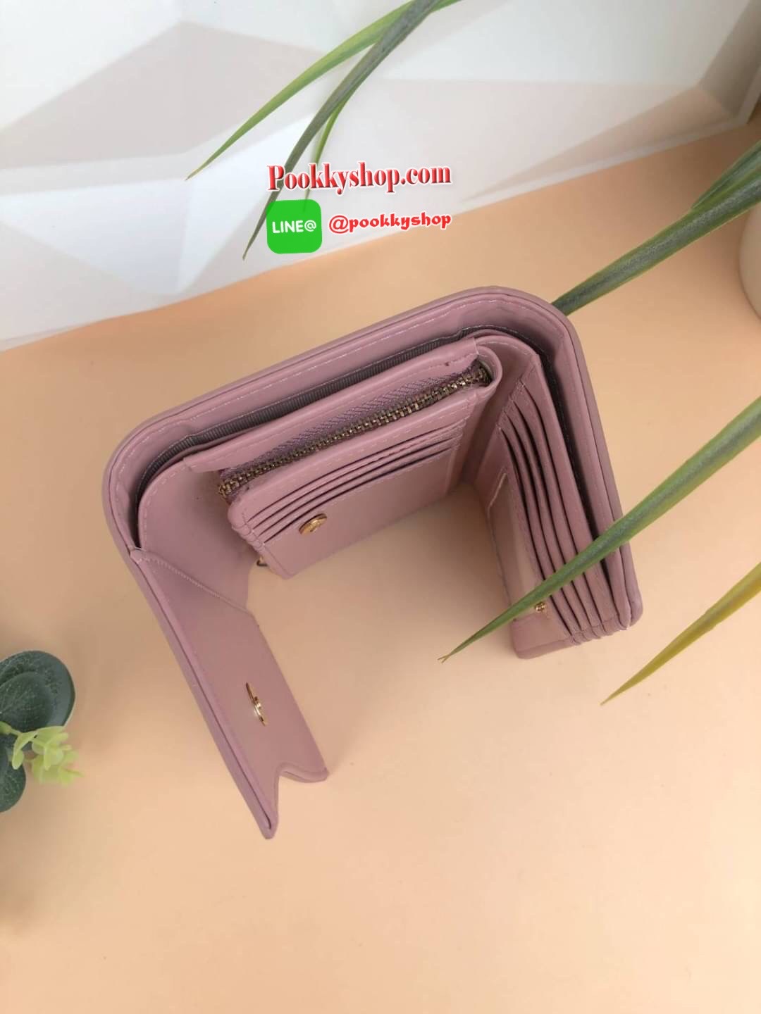 CHARLES & KEITH CROC-EFFECT V-CUT FRONT FLAP WALLET กระเป๋าเงินใบกลางแบบ3พับ รุ่นใหม่ล่าสุด เปิดปิดแบบกระดุมแม่เหล็ก ด้านในมีช่องซิปเล็กใส่เหรียญ ช่องการ์ด 7 ช่องและช่องใส่รูป มีช่องตามยาว 2 ช่อง ใส่ธนบัตรได้ตามยาว ไม่ต้องพับเลยค่า รุ่นนี้จับกระชับมือ ขนา