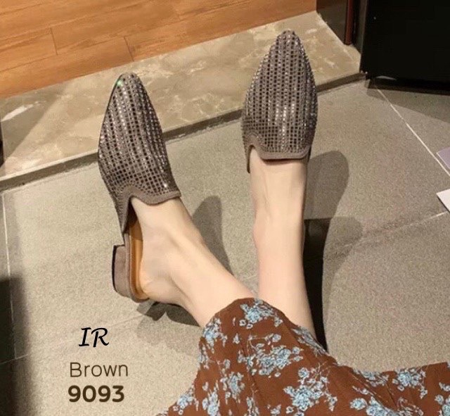 แบบขายดี!! พร้อมส่ง กรี๊ด!!! สลบ อัพเลเวลของคุณให้ดูสวยเก๋ยิ่งขึ้นด้วยคุ่นี้ สลิปเปอร์หนังกำมะหยี่ติดเพชรวิ้งๆทรงหัวแหลมสวยมาก ส้นสูง 1 นิ้ว ไม่เตี้ยจนเกินไป สวมใส่แล้วเก๋อย่าบอกใครเชียว