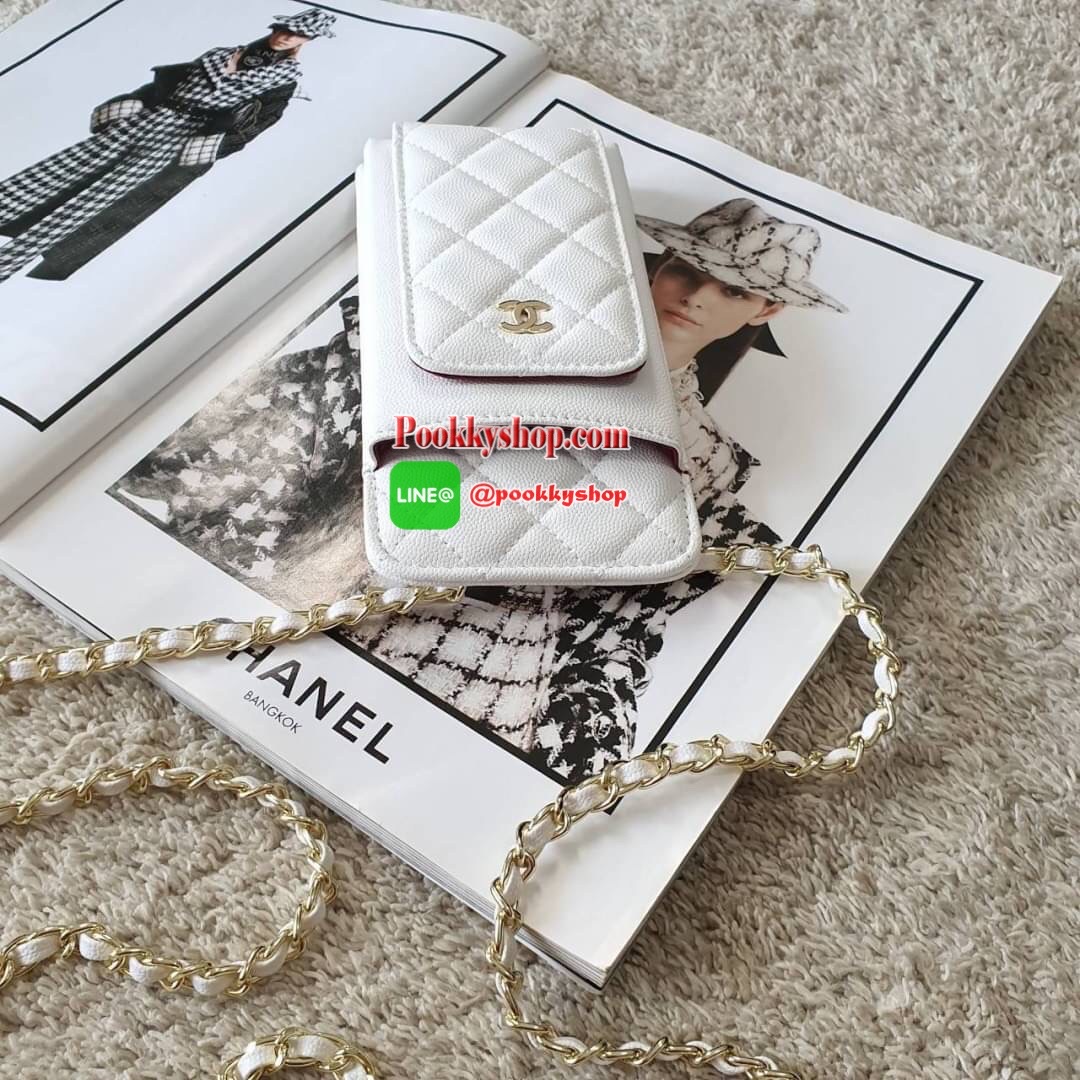 NEW ARRIVAL!! CHANEL VIP GIFT WOC BAG กระเป๋าสตางค์คล้องคอ/ Crossbody ที่กำลังมาแรงมาในตอนนี้ ตัวกระเป๋าเป็นกระเป๋าสตางค์หนังพียูลาย CAVIER อะไหล่ทองทั้งใบ ด้านหน้าใส่ iphone+ ได้ เปิดปิดด้วยกระดุมแม่เหล็ก สามารถใส่บัตรได้อีก4ใบด้านใน พลิกมาด้านหลังมีช่อง