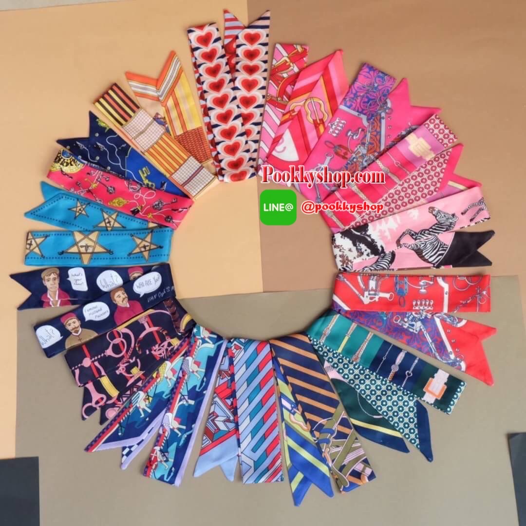 ทรงสวยขายดีมาก จากแบรนด์ KEEP ทรง รุ่น Parish hand bag with cute taddy จุดเด่นที่ >หนังเนื้อดี นิ่มมาก >น้ำหนักเบา >ถือสะพายเข้าง่ายกับทุกชุด >ขนาดกระเป๋ากำลังดีคะ ใส่ กปต ยาว ไอแพด จุคุ้ม > มีช่องย่อยแบ่งเก็บของด้านใน ถึง 3 ช่องใหญ่ แยกเก็