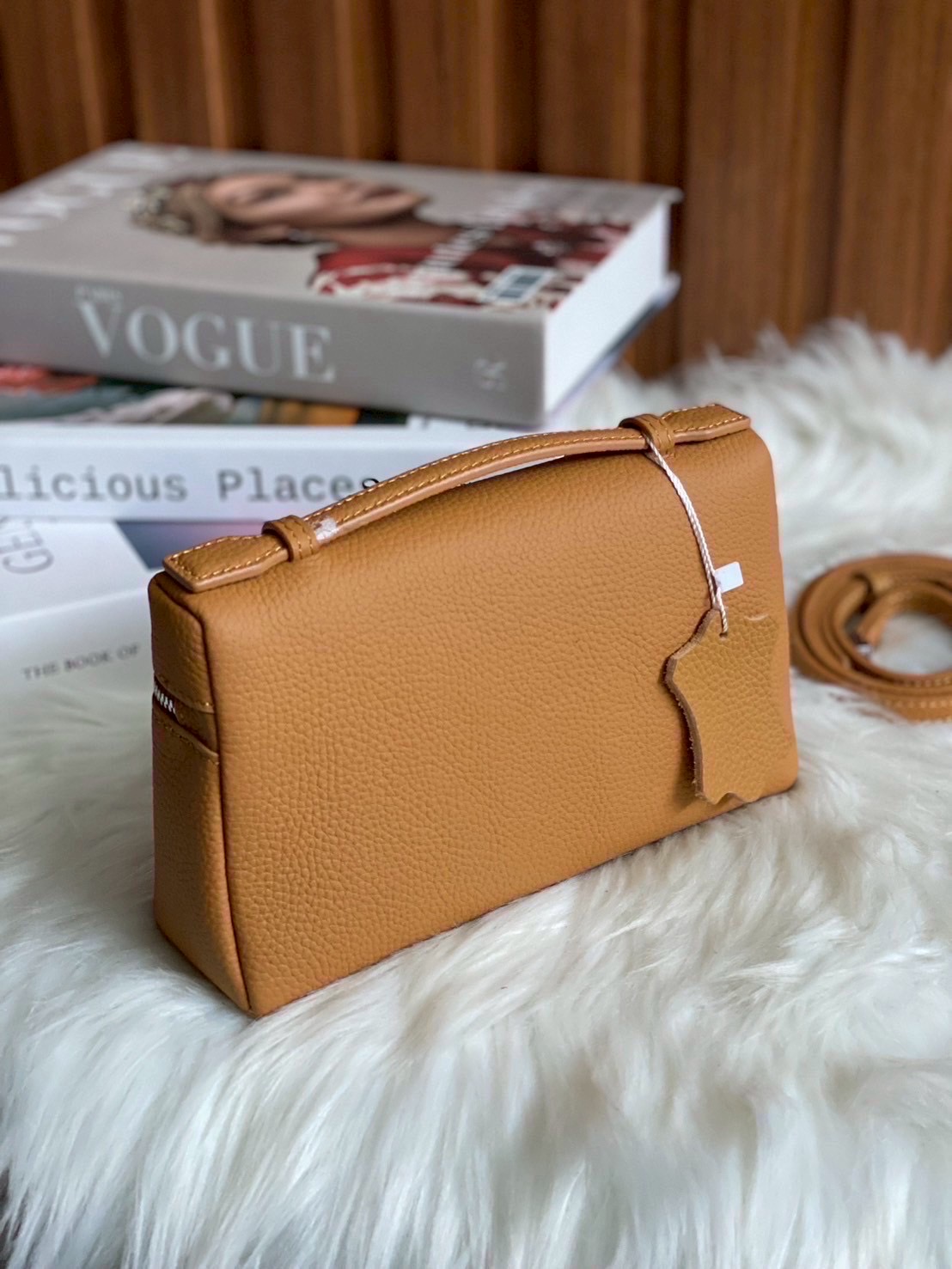 LP กระเเสเรียบหรูดูเเพงเเบบไม่ตะโกน ต้องยกให้รุ่นนี้เลยค่า งานตัดเย็บสวยมากกก เป็นหนังวัวเเท้ สัมผัสดีมากก จุของให้ครบ มือถือใส่ได้ทุกรุ่น มาพร้อมสายสะพายยาว