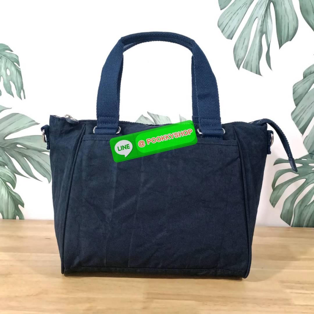 KIPLING AMIEL Medium Handbag กระเป๋าถือหรือสะพาย วัสดุ Nylon + Polyester ช่องหลักเปิด-ปิดด้วยซิป โล่ง กว้าง สามารถจุของได้เยอะ ด้านในมีช่องใส่ของทั้งซ้ายและขวา ด้านหลังมี ช่องลึกอีก 1 ช่อง พร้อมสายสะพายยาวปรับได้ free size เหมาะกับวันไปทำงาน วันสบายๆ สามา
