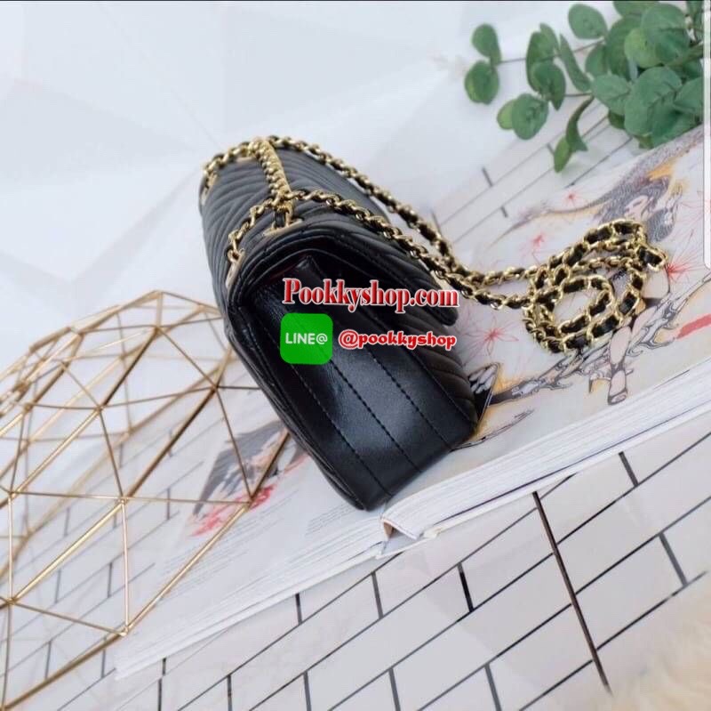 มาเพิ่มละค่า งาน Best Seller พร้อมสีใหม่สวยๆ มาให้เลือกเพิ่มอีก 2 สี !! KEEP รุ่น shoulder chevron chain handbag สวย หรู มากๆ เลยน๊า กระเป๋าอยู่ทรง หนังตัวใหม่ Microfiber สวย ทนกว่าเดิม ตัวกระเป๋าเย็บประณีต สายโซ่ปรับ สั้น ยาวได้คะ ภายในสีแดง มีช่องใส่ของ