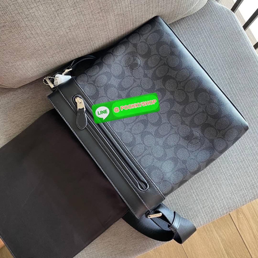 COACH CHARLES SMALL MESSENGER IN SIGNATURE (COACH F54771) กระเป๋าสะพายข้างใบใหญ่ เรียบหล่อดูดียกให้รุ่นนี้เลยคะ วัสดุแคนวาส ผสมหนังแท้อย่างดี อยู่ทรงสวย คุณภาพสุดๆ ฝาเปิดกระเป๋า ล็อคด้วยตัวล็อคแม่เหล็ก แน่นหนามากๆ ช่องด้านใน แยกเก็บของได้เป็นสัดส่วน มีหลา