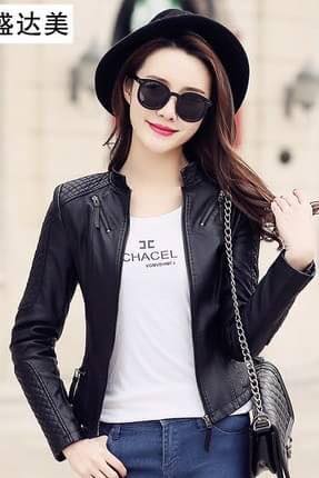 เสื้อผ้าแฟชั่นนำเข้า : เสื้อแจ็คเก็ต เสื้อหนังแฟชั่น พร้อมส่ง สีดำ หนัง PU คุณภาพงานพรีเมี่ยม งานเหมือนแบบ 100 % ค่ะ คอจีน หนังนิ่ม ใส่สบาย ดีเทลหัวไหล่เก๋ แขนยาว แต่งลายตารางช่วงแถบแขน สุดเท่ห์