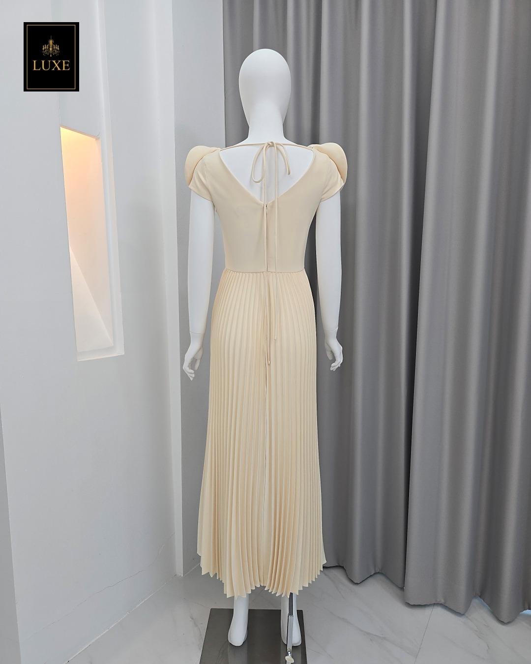 เดรสแฟชั่น เดรสเสื้อคอวีแขนกุด กระโปรงพลีทรอบตัว