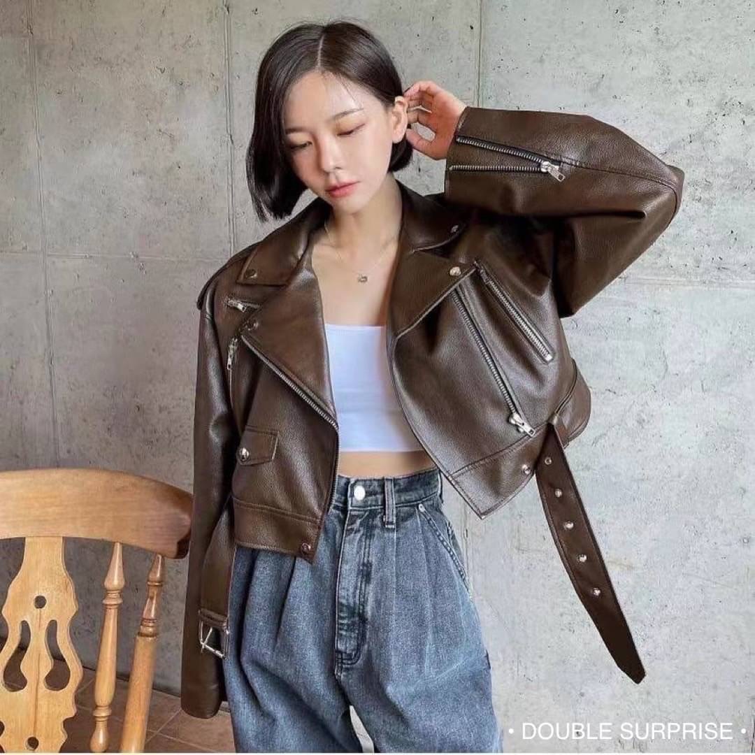 NEW ARRIVALS เสื้อJACKETหนัง คอปกทรงสวยเลยค่ะ งานติดซิปด้านหน้าและปลายแขน เจาะกระเป๋ารูดซิปได้ ชายเสื้อมีเข็มขัด งานมีซับในอย่างดี ใส่สวยทั้ง2สี น่ารักมากๆค่ะ (DOUBLE SURPRISE bydressmepls.)