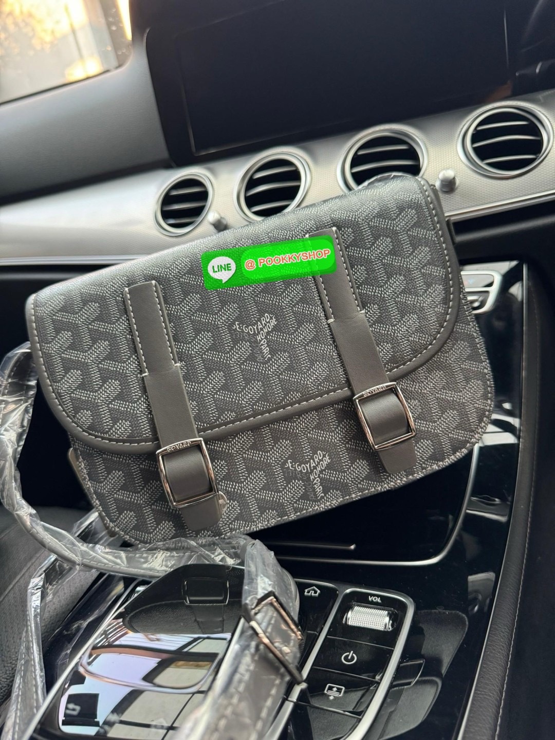Goyard Belvedere Messenger ถูกออกแบบให้มีน้ำหนักเบาเพื่อความคล่องตัวสามารถใส่สิ่งของ ได้อย่างสบายและถือได้ว่าเหมาะอย่างยิ่ง สำหรับการใส่หลากหลายโอกาสด้วยสายสะพายแบบสะพายข้าง และฝาปิดกระเป๋าทั้งสองฝั่งที่แน่นหนา และยังมีการเพิ่มลูกเล่นด้วย ช่องใส่ของทางด้า