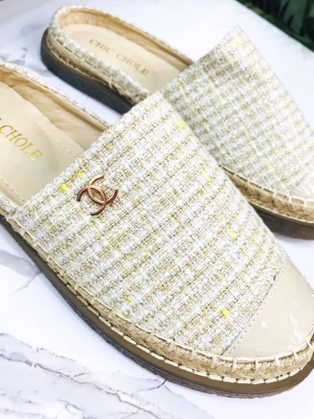 𝙉𝙀𝙒 𝙉𝙀𝙒 ‼️ รองเท้าผ้าทวิต CC รุ่นนี้เป็นทรงสวมเปิดหลัง น่ารักไม่ไหว เป็นผ้าทวิตโทนสีครีมคุณหนูผู้ดีมากค่ะ นิ่มใส่สบาย ใส่กับอะไรก้อสวย คู่นี้คือดีพลาดไม่ได้เลยนะคะ