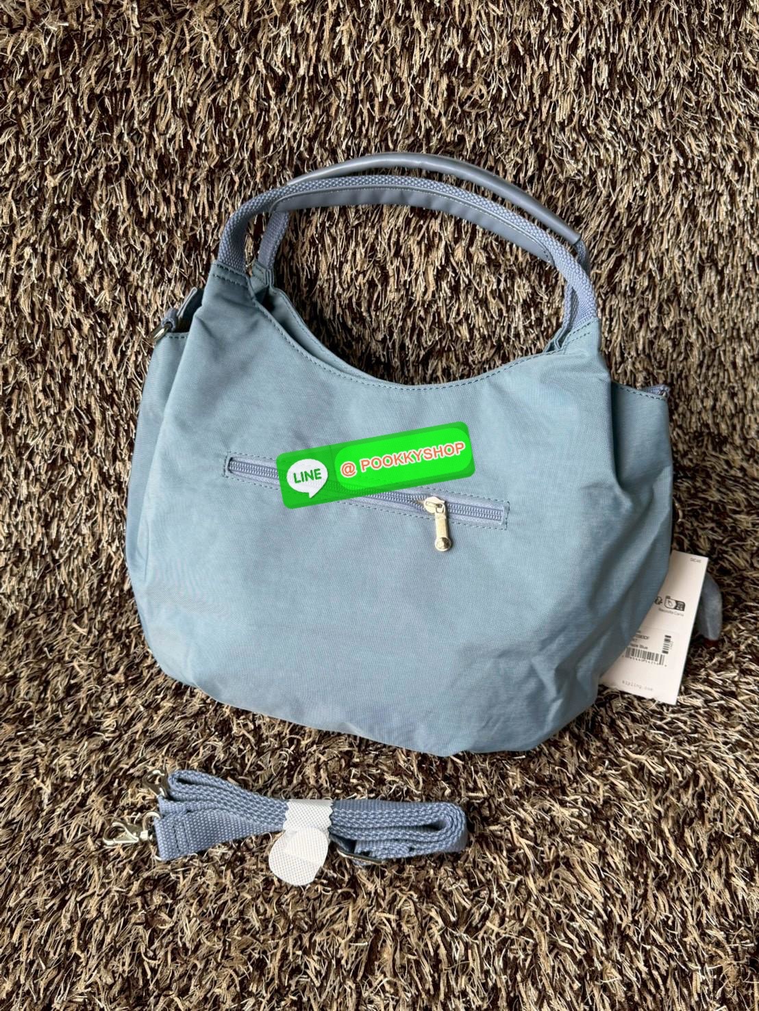 💕Kipling Aliana Shoulder Bag เป็นกระเป๋าสะพายไหล่ดีไซน์เรียบหรูที่ลงตัวทั้งสไตล์และการใช้งาน มาพร้อมช่องหลักปิดเปิดด้วยกระดุมแม่เหล็ก ช่องด้านในมีช่องแยกใช้การใช้งานหลายช่องอย่างชัดเจน รวมทั้งยังมีช่องที่ซ่อนอยู่ภายนอก มาพร้อมสายสะพายปรับฟรีไซส์ เ