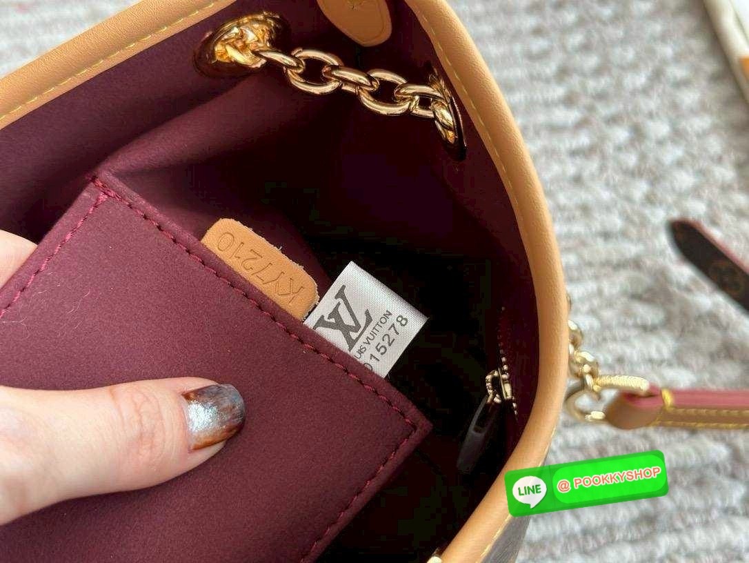 🕊️ พร้อมส่ง | LV CarryAll BB bag กระเป๋าสะพายแครี่ออล ไซส์ใหม่ ดีไซส์ใหม่สุดไอคอนิกปรับโฉมใหม่ประจำฤดูกาลในดีไซน์สุดชิค ตกแต่งสายโซ่สีทองงดงามด้วย Monogram Flower เสริมดีเทลอันเป็นเอกลักษณ์อย่างเนมแท็กหนังสีตัดกันเข้ากับสีเชือกรูดปิดกระเป๋าอย่างลง