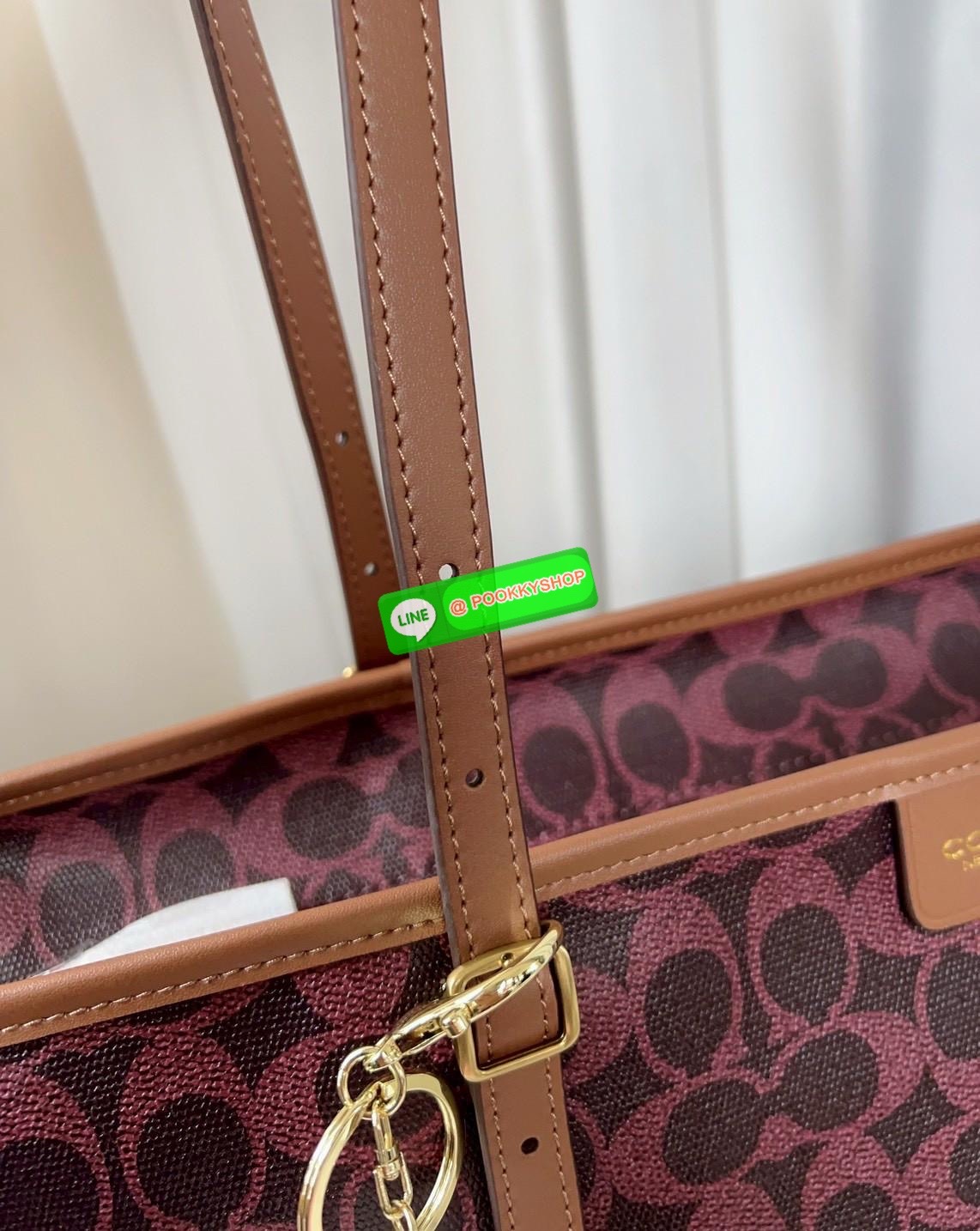 📸NEW ARRIVAL!🎉🎉 พร้อมสีใหม่ล่าสุด (อาจจะยังไม่มีในไทย) สาวๆที่ชอบใบใหญ่ใส่จุ รุ่นนี้คือคำตอบที่ดีที่สุดเลยค่าา👏 Coach Taxi Tote Bag In Signature Canvas 📌ฟรีน้องKitty สุดน่ารัก ตามรูปให้หนึ่งตัวค่า‼️