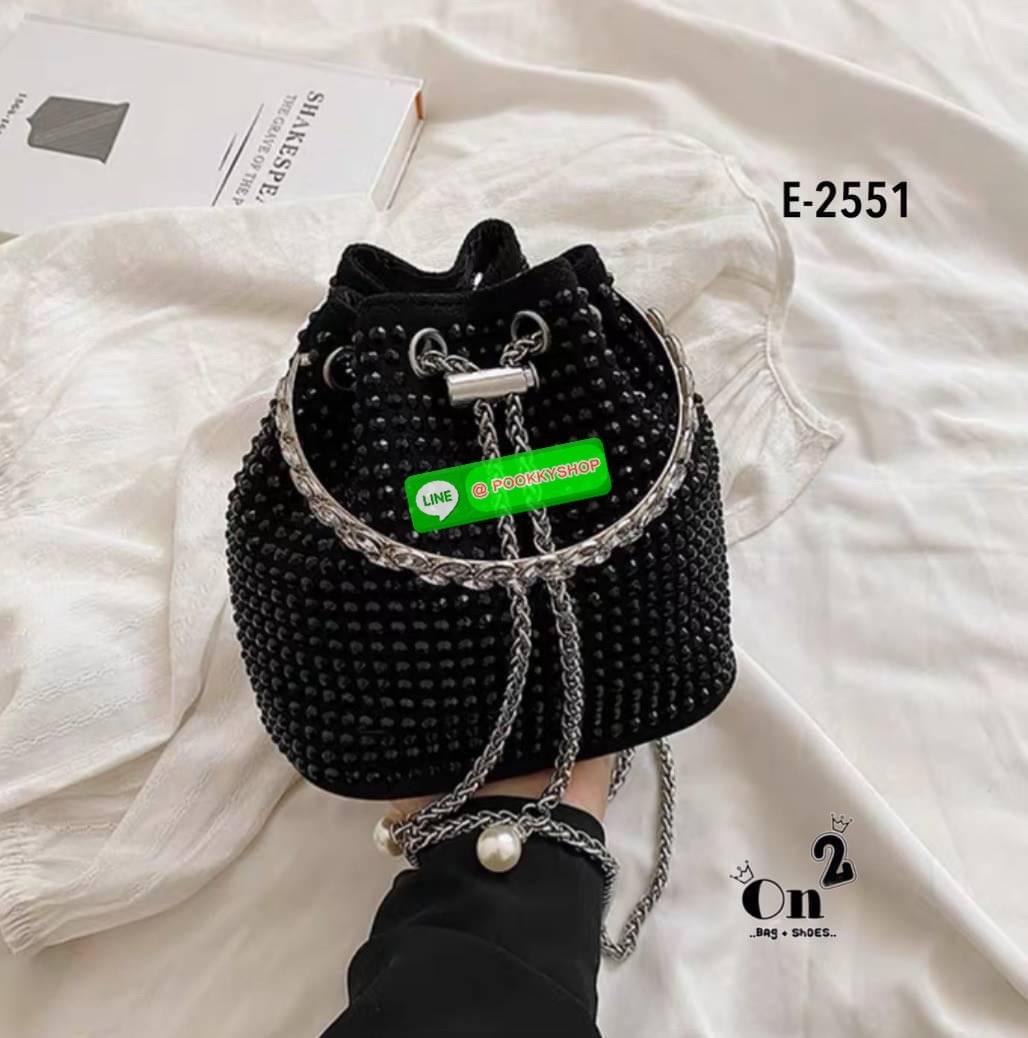 New arrivals 👜👜กระเป๋าแฟชั่นมาใหม่ ทรงขนมจีบ เปิดปิดแบบหูรูด วิ้งๆ น่าใช้มากค่ะสายสะพายโซ่แบบ Cross body จับจองกันเลยคร่าสาวๆไม่มีไม่ได้แล้ว สวยทุกสีคร่า