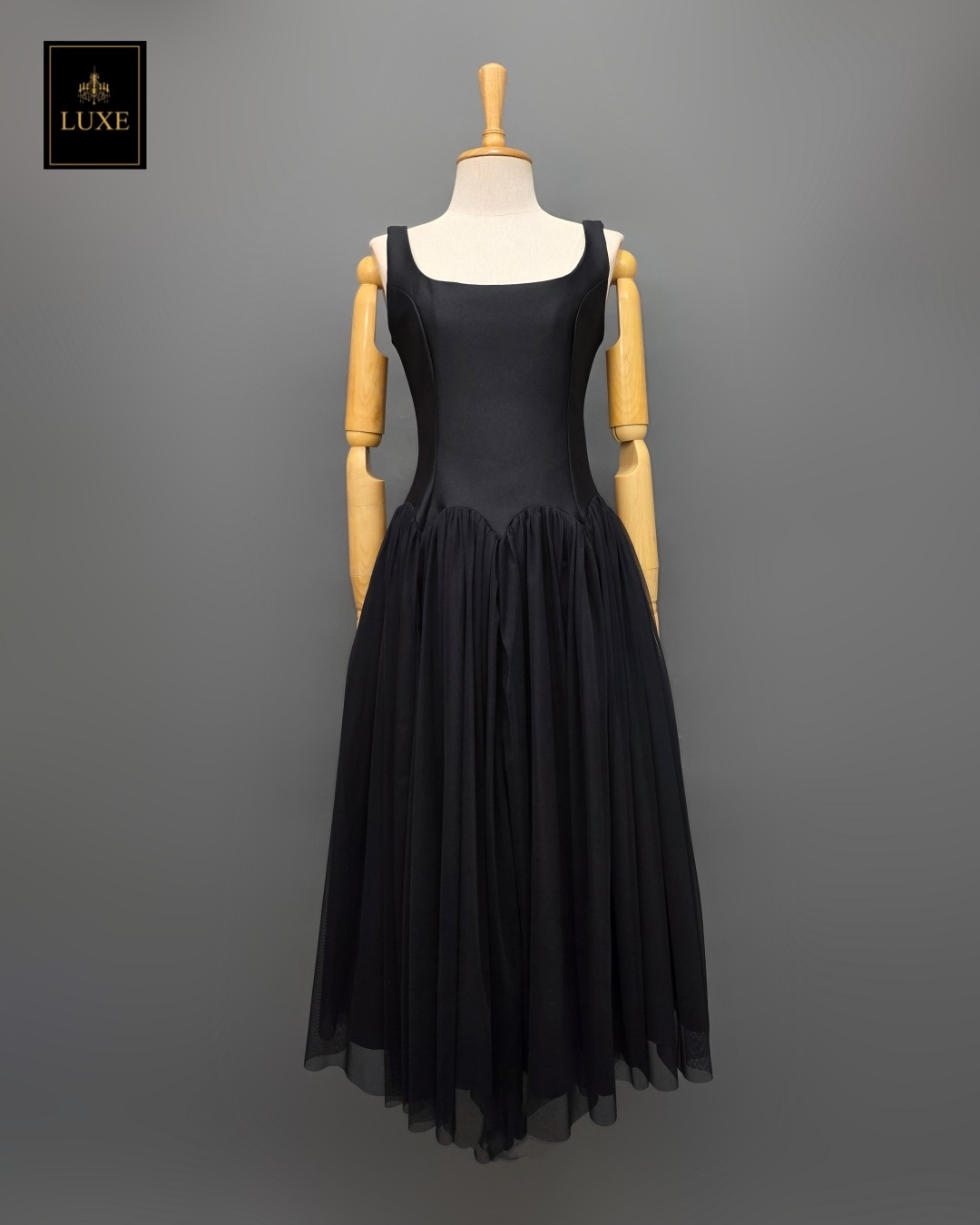 เดรสแฟชั่น เดรสเสื้อกล้ามทรงเข้ารูป กระโปรงบานจีบรูดทรงวงกลม