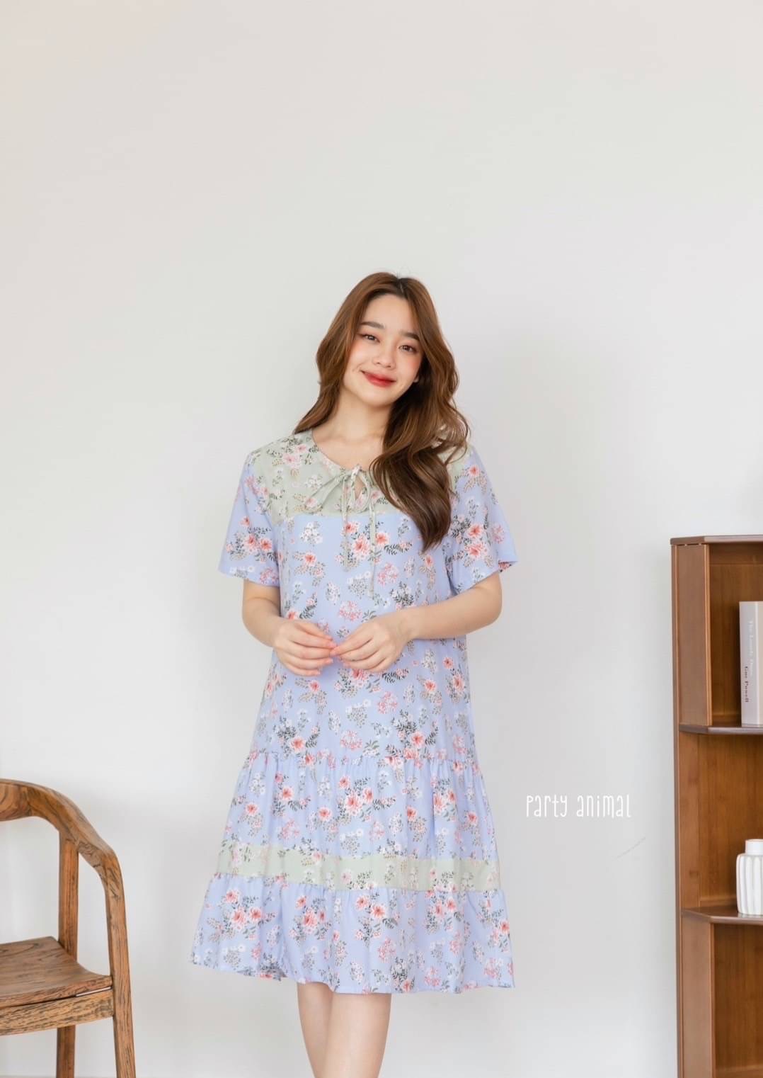 เดรสลายดอกไม้ตัดต่อสลับสีแบบทูโทน ทรงปล่อยต่อชายระบายสองชั้น คอผูกโบว์ได้ เนื้อผ้าไหมญี่ปุ่นพริ้วๆใส่สบาย งานมีซับในตัวค่ะ ซิปหลัง มีกระเป๋าข้างค้า 2สี