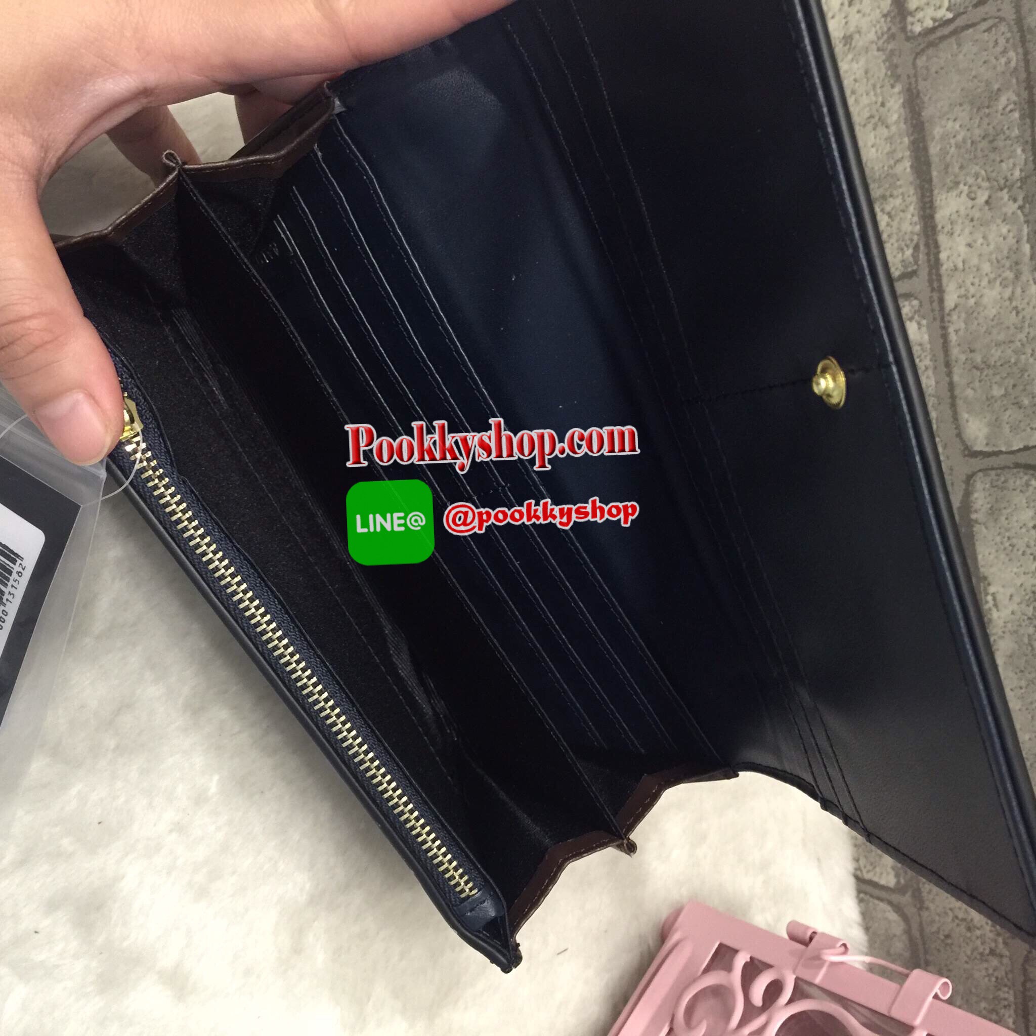 New Arrival!! LYN CLARLYNNA WALLET กระเป๋าเงินใบยาว ด้านหน้าแต่งโลโก้แบรนด์สีทองหรู เปิดปิดด้วยกระดุม ด้านในมีช่องใส่บัตร 10 ใบ พร้อมช่องซิปใส่เหรียญและช่องธนบัตร 2 ช่องใหญ่ เป็นกระเป๋าเงินที่สวยเรียบหรูมากๆค่า