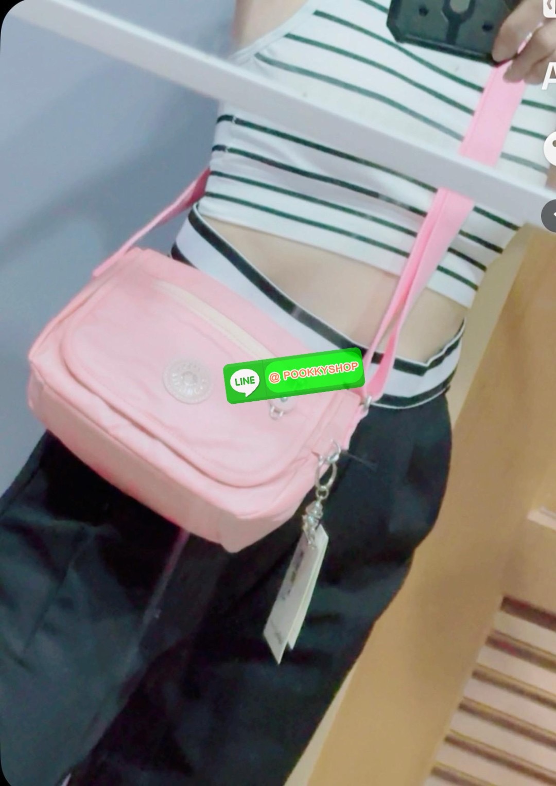 Kipling Sabian Crossbody Mini Bag (AC8280) เป็นอีกหนึ่งกระเป๋าขนาดกะทัดรัด สามารถจัดเก็บของได้เป็นระเบียบ และใส่สิ่งของจำเป็นได้มากกว่าที่คิด โดยมีช่องใส่ของมากมายทั้งด้านหน้า 1 ช่อง ด้านในของกระเป๋า 2 ช่อง อีกทั้งสายสะพายยังสามารถปรับความสั้นยาวได้ตามต้อ