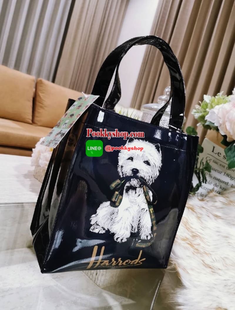 ลายนี้เข้าแล้วนะคะ! พร้อมส่งไอเท็มยอดนิยม! Harrods London Top-handle Shopping Bag กระเป๋า Shopping แบรนด์ดังจากอังกฤษรุ่นยอดนิยมวัสดุ PVC+Polyester 100% ของแท้เนื้อหนาอยู่ทรงกันน้ำ ขนาดกำลังดี น้ำหนักเบา เปิดปิดด้วยซิปสะดวกใช้หัวซิปปั้มโลโก้แบรนด์อะไหล่เง