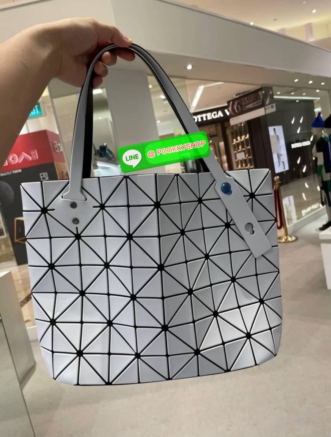 Bao bao Issey Miyake Rock Matte กระเป๋า Bao Bao ซีรีส์นี้จะเป็นทรงสี่เหลี่ยมผืนผ้าและทรงสี่เหลี่ยมจัตุรัส น้ำหนักเบา มีซิปปิดด้านบน ถือเป็นรุ่นที่เหมาะกับการใช้งานในชีวิตประจำวัน สามารถพับมุมและบริเวณด้านล่างของกระเป๋าเพื่อเพิ่มความสะดวกสบายในการใช้งาน ทั
