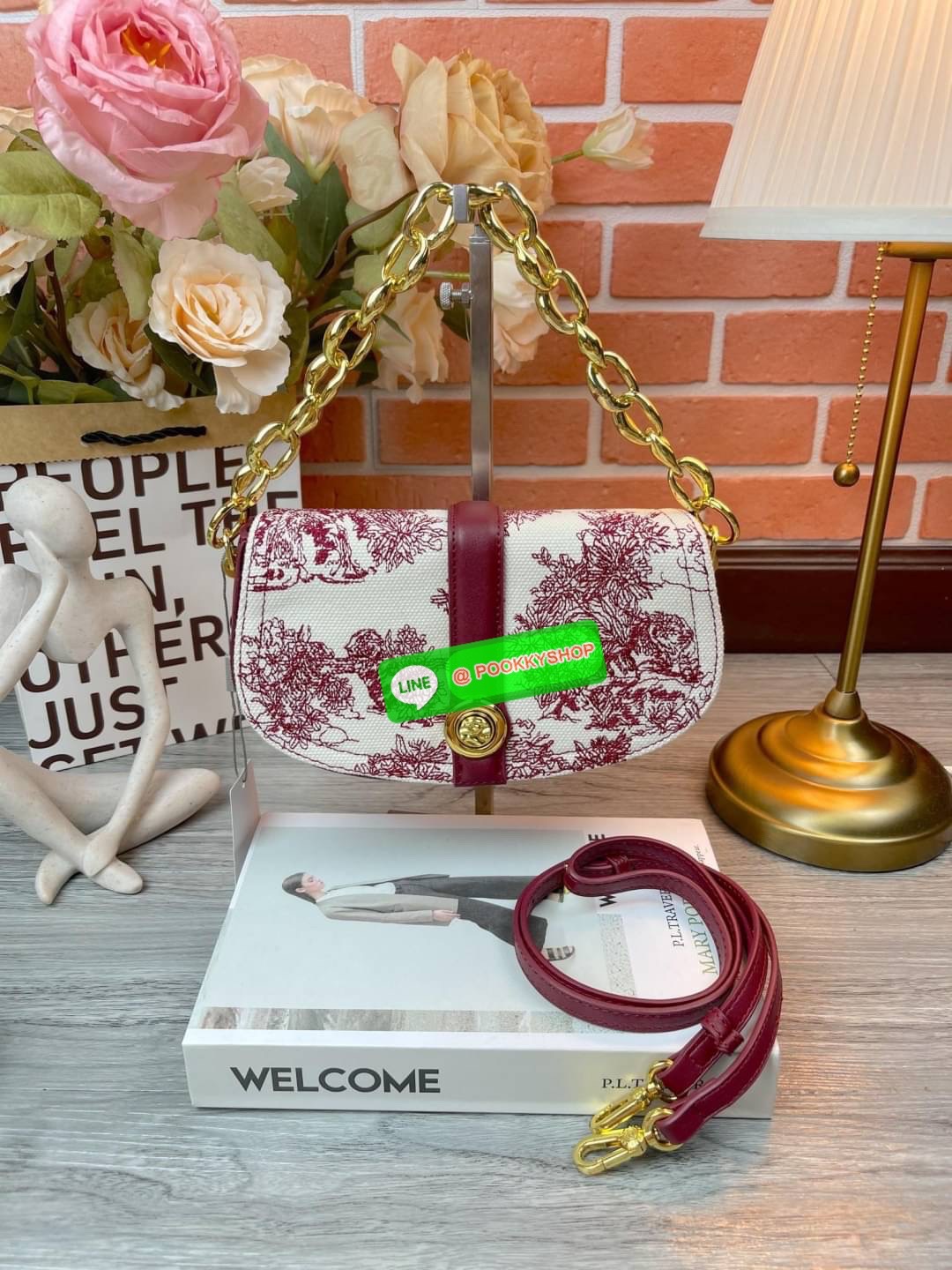 Charles & Keith Fabric Print Chain Shoulder Bag กระเป๋าถือ/สะพายทรงสวยหรู ด้านหน้ากระเป๋าแต่งผ้าปริ้วท์ลายสวยงาม หูหิ้วคล้องแขนเป็นแบบโซ่ทองหรูหรา ด้านหลังมีช่องใส่ของได้ เปิดปิดแบบตัวกดล็อก ด้านในจุของได้พอสมควรเช่น กระเป๋าเงินใบกลาง กุญแจรถ iPhone pro m