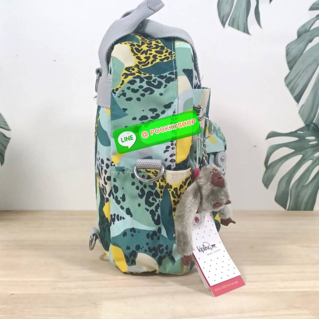 KIPLING 3 WAYS MINI BACKPACK ซับในลายตาราง กระเป๋าสะพาย 3 Ways รุ่นใหม่ วัสดุ Nylon & Polyester 100% หูหิ้วหนังปั๊มชื่อแบรนด์ สายสะพายยาวเลื่อนปรับได้ free size และ สามารถถอดได้ สามารถถือหรือสะพายได้ จะสะพายไหล่ สะพายเฉียง Crossbody หรือจะคล้องสายเป็นเป้ส