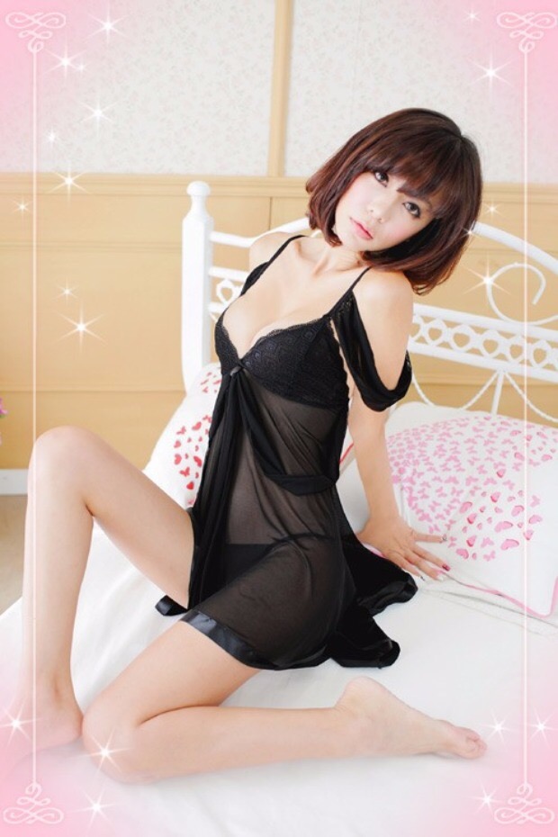 ชุดนอนเซ็กซี่ ชุดนอน ซีทรู สีชมพู หวานมั่ก แต่งผ้าลูกไม้ที่หน้าอกและขอบชุดเป็นริบบิ้น สายเดี่ยวแบบเปิดไหล่ และสายคล้องไขว้ช่วงอกเพิ่มความเซ็กซี่ สายปรับชุดระดับได้ เนื้อผ้าหรู เกรดพรีเมี่ยม ทิ้งตัวมีน้ำหนัก หรูมากคะ