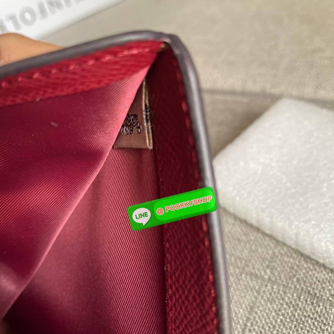 COACH 6390 MEDIUM CORNER ZIP WALLET กระเป๋าสตางค์ใบกลาง สีพื้นเรียบหรู วัสดุcrossgrain ภายในมีช่องใส่บัตรและธนบัตรได้ทุกชนิด มีช่องซิปใส่เหรียญ ขนาดกะทัดรัดพกพาง่าย คนชอบจัดระเบียบกระเป๋าสตางค์แนะนำเลยจ้า