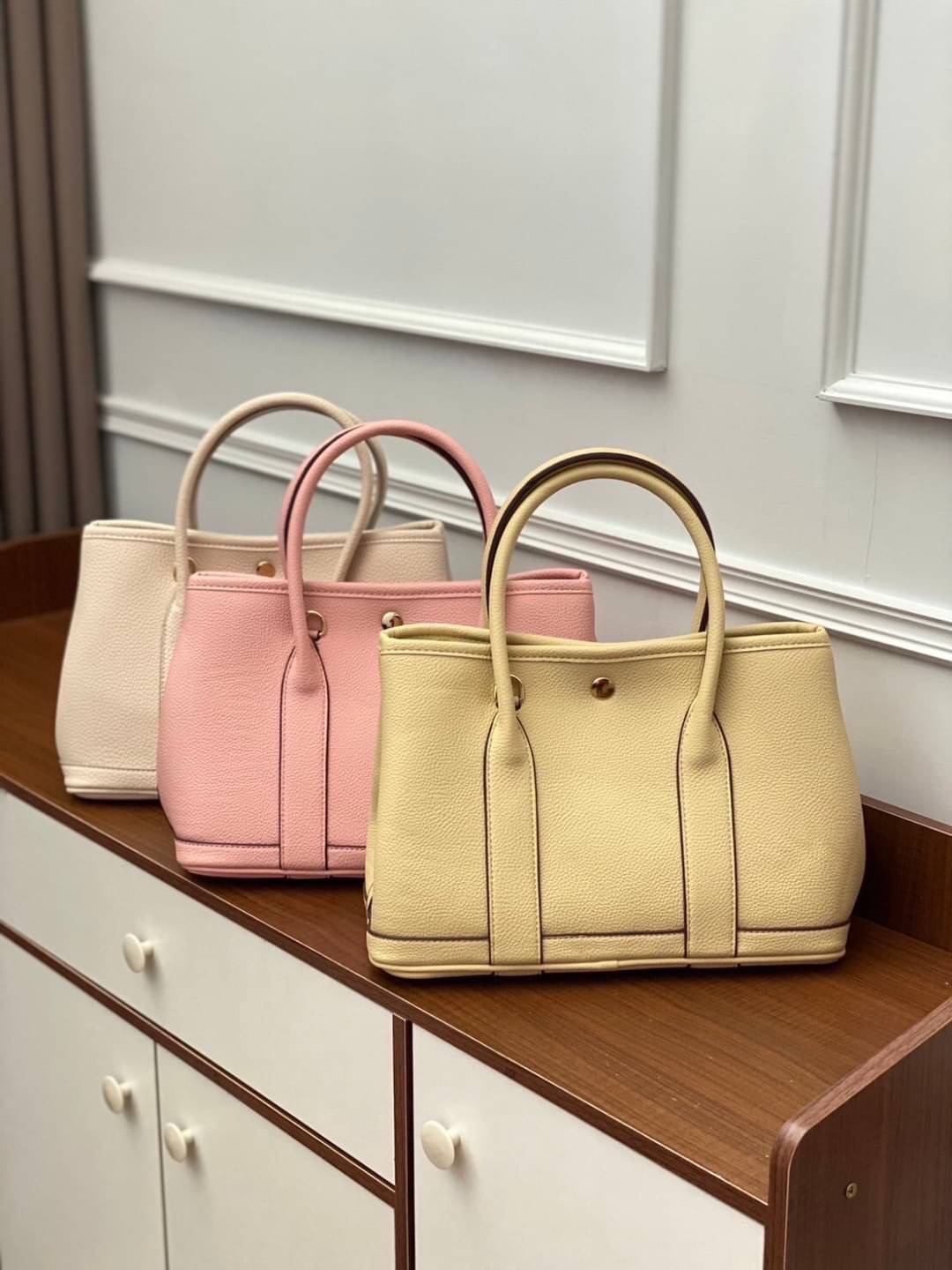 Restock อีกครั้ง รุ่น GD 30 cm หนัง PU premium Soft togo หนังนุ่ม สวยมากก จุของได้เยอะสุดๆ ภาพในสวยหรูบุเป็นผ้า Canvas ประกบฐานด้วย PU premium งานคัตติ้งสวยมาก มาพร้อมกับเซตกระเป๋าผ้า Canvas อีก 1 ใบ และสายสะพาย 2 เส้น คุ้มมสุดด