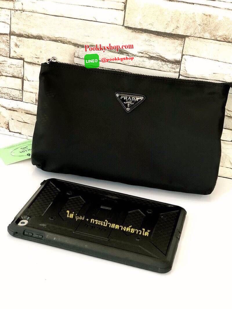 MUST HAVE! PRADA NYLON GIFT WITH PURCHASE CROSSY BAG กระเป๋าคล้องมือ พรีเมี่ยมกิ้ฟจากเคาน์เตอร์ต่างประเทศรุ่น Limited วัสดุ Nylon เนื้อหนาคุณภาพดีตามแบบฉบับแบรนด์ เปิดปิดด้วยซิปขนาดกำลังดีด้านหน้าประดับโลโก้แบรนด์หรู ด้านหลังมีช่องซิปอีก1 ช่องภายในมีช่องซ