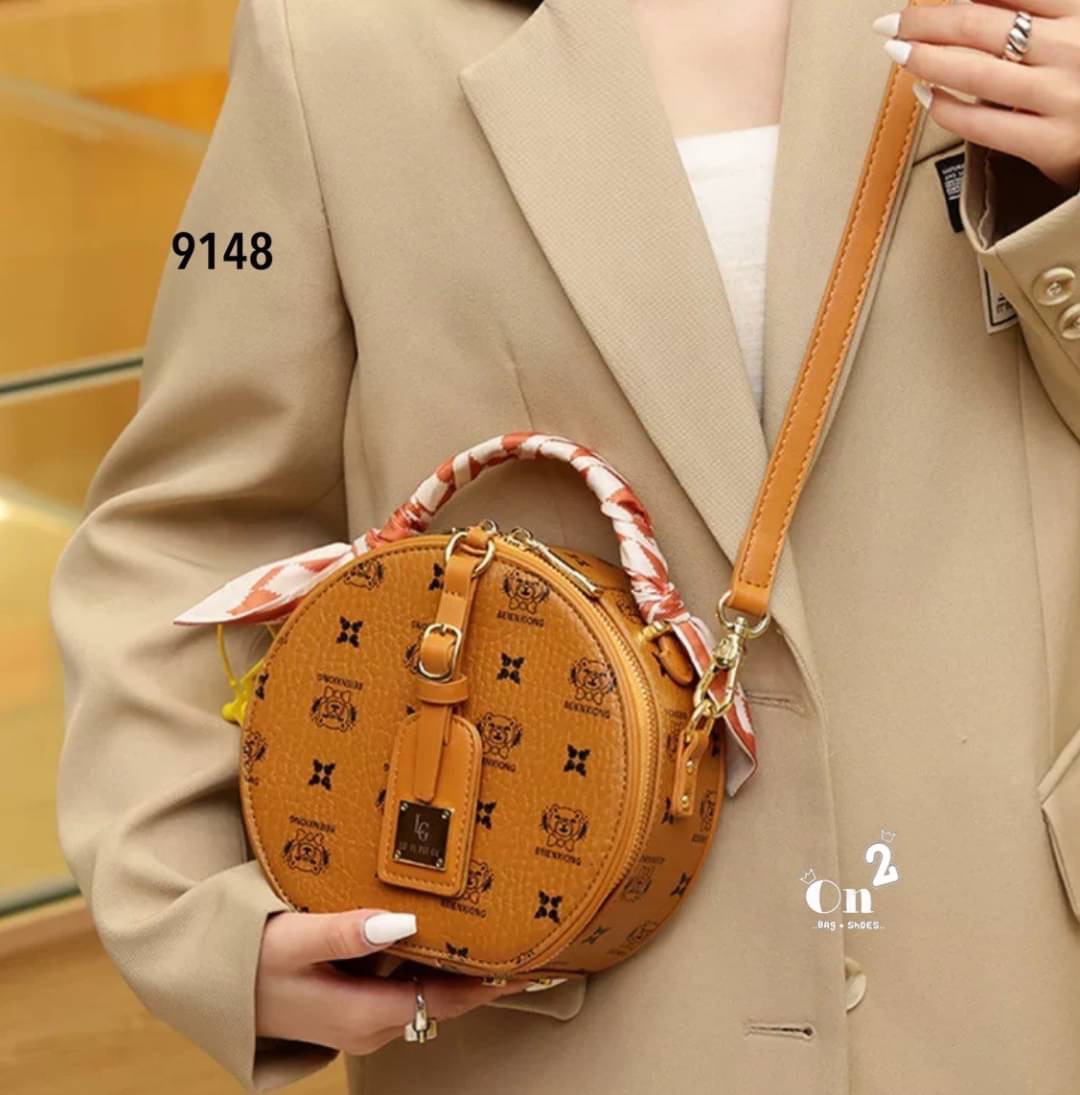 NEW-IN🤎🤎ใบนี้น่ารักมากค่ะ มาใหม่ทรงกลม งานคุณภาพเช่นเคย มาพร้อมสายยาวครอสบอดี้ พกใบเดียวจบ แนะนำเลยค่า✨