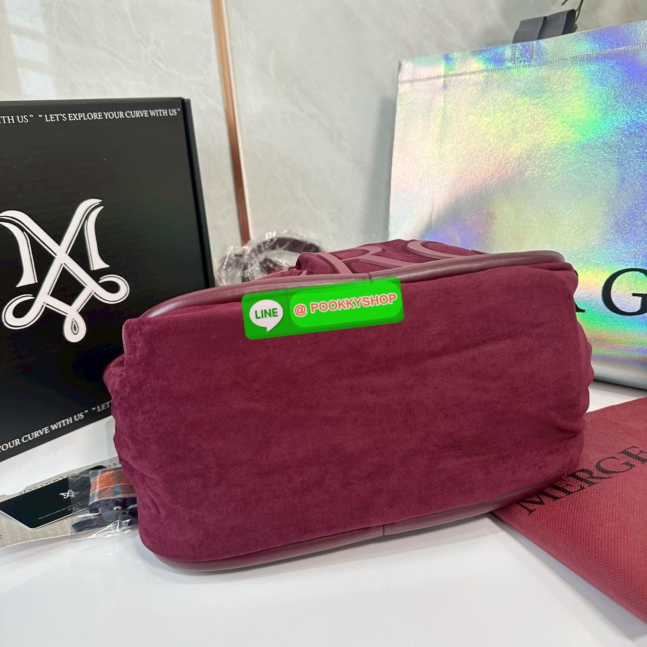 Merge A Day Bag Medium - Suede Edition (Limited) กระเป๋าสะพายไหล่ size ใหม่ ขนาดกระทัดรัดขึ้น แต่ยังสามารถจุของได้เยอะเหมือนเดิม ปรับสายกระเป๋าเป็นแบนสะพายทั้งวันไม่รู้สึกเมื่อยไหล่คะ