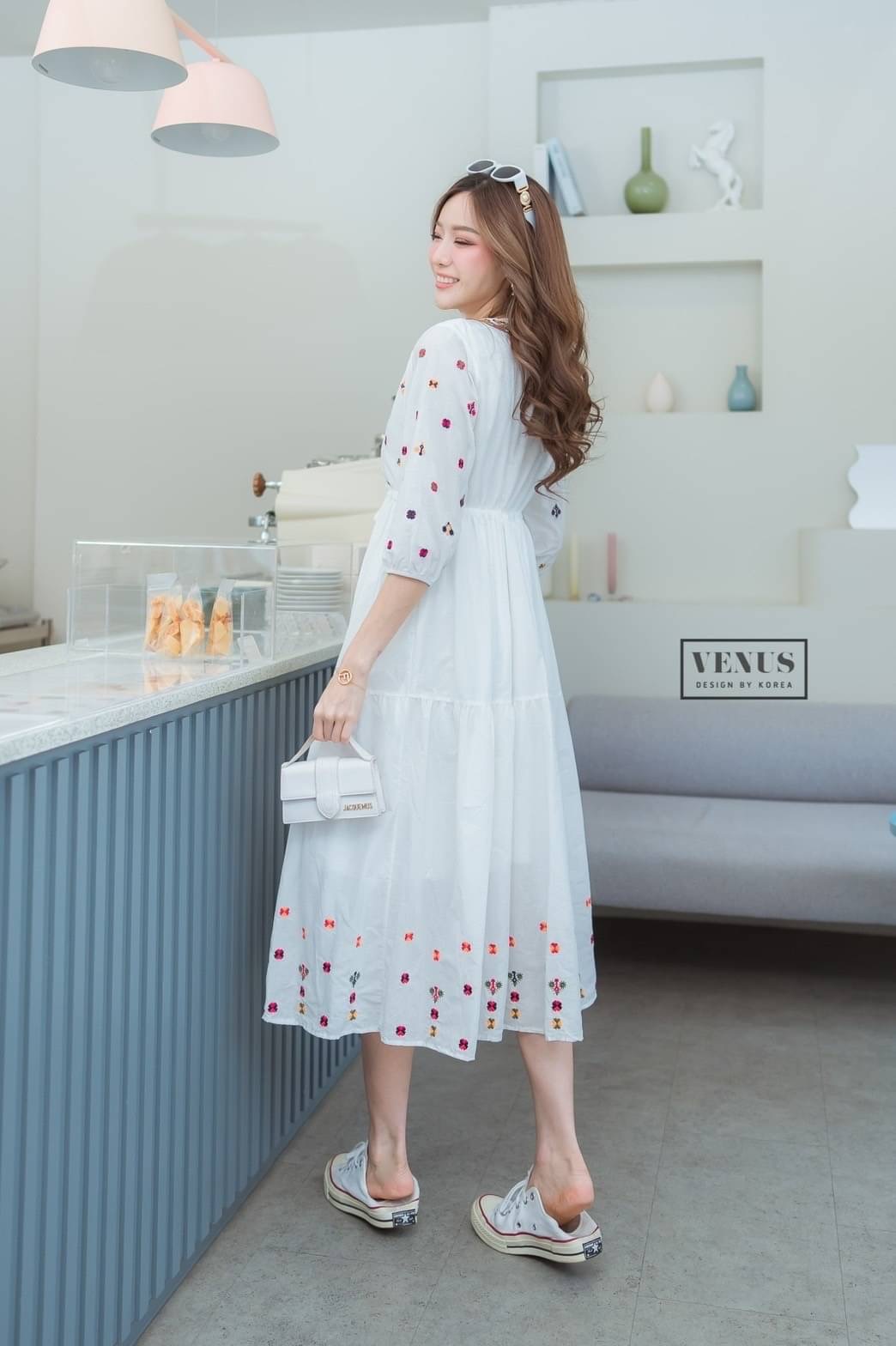 I'm Lady By Venus Bohemain Maxidress แม๊กซี่เดรสปักลายตามแบบฉบับโบฮีเมี่ยน งานสวยเวอร์วังมากๆนะคะ ช่วงเอวสามารถรูดได้คะเก๋สุดๆคะ แม๊ทกับรองเท้าผ้าใบก็สวยเป๊ะคะ